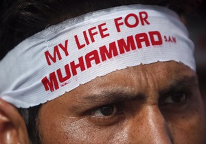 День любові до пророка Мухаммеда: у Пакистані відключили мобільний зв язок. Тисячі мусульман вийшли на антиамериканські протести