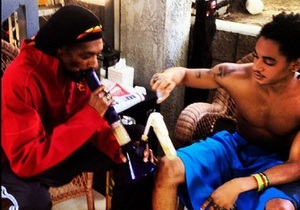 Син Снуп Догга виклав фото, на яких вони з батьком крутять марихуану