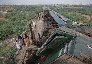 На півдні Пакистану зіткнулися потяги