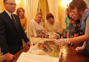У Львові представили Біблію з ілюстраціями Сальвадора Далі вагою 15,5 кг