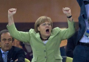 Ангела Меркель закликала футболістів-геїв не приховувати свою орієнтацію