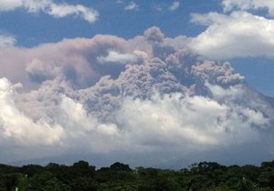 У Гватемалі через виверження вулкана евакуюють тисячі людей