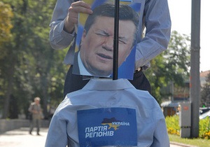 У центрі Києва познущалися над опудалом Януковича