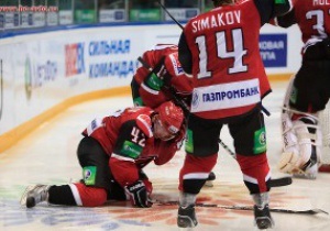 Хокеїстові під час матчу розрізали ковзаном сонну артерію