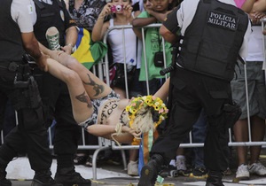 FEMEN провели акцію протесту під час параду в Бразилії