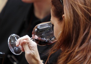 Безалкогольне червоне вино виявилося кориснішим за алкогольне