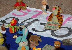 У Луганську на Останній мирний протест зібралися іграшки