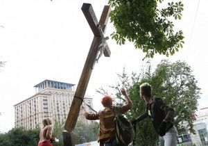 Активістка FEMEN, яка спиляла хреста в Києві, виїхала з України
