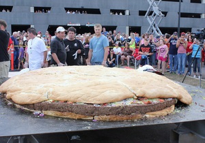У США приготували найбільший чізбургер у світі