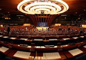 Доповідач ПАРЄ: Україна скочується в канаву