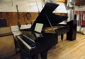 У голландському містечку Ассен безпритульний зламав магазин, щоб пограти на фортепіано