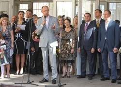 Яценюк відзначив День знань у школі Тимошенко