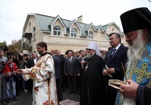 Янукович помолився на могилі духовного отця
