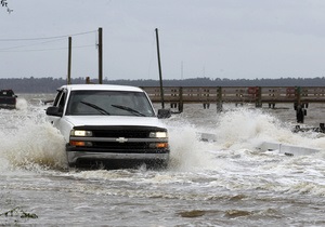 Ураган Айзек наближається до Нового Орлеана, дамби на Міссісіпі не справляються з водою
