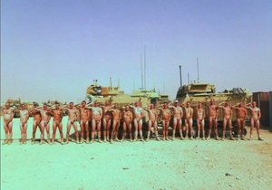 Британські військові організували голий флешмоб в підтримку принца Гаррі