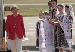 Меркель під час візиту до Молдови подарували 460 пляшок марочних вин