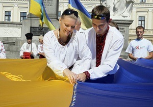 Янукович: Синьо-жовтий прапор робить нас сильними