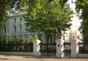 Британських консерваторів розкритикували за участь у вечірці в посольстві РФ