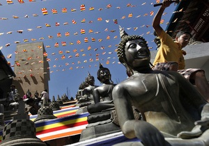 На Шрі-Ланці трьох туристів із Франції засудили за поцілунок статуї Будди