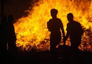 У Луганській області пожежа ледь не знищила село