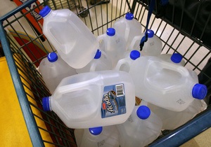 Британські мережі супермаркетів звинуватили в продажу води з-під крана
