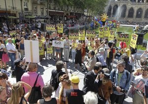 У Парижі кількасот прихильників Pussy Riot провели акцію протесту