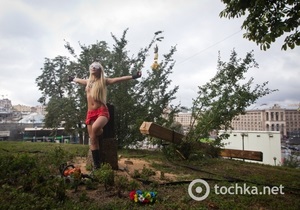 FEMEN спиляли дерев яний хрест на Майдані Незалежності на знак підтримки Pussy Riot