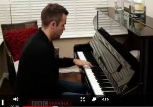 У Британії однорукий чоловік став піаністом