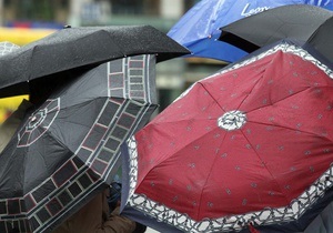 Кияни масово скуповують парасольки й гумові чоботи