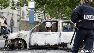 На півночі Франції молодь трощила будівлі і підпалювала авто