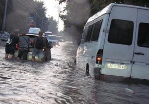 У Дніпропетровську через дощ залило вулиці, машини пливуть по дорогах