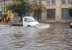Злива в Києві: На Подолі затопило десятки машин