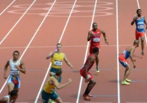 Олимпиада: американский атлет пробежал эстафету со сломанной ногой