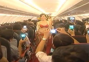 В єтнамська авіакомпанія виплатить штраф за шоу в бікіні на борту літака
