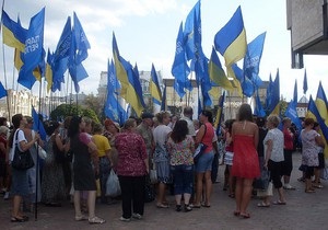 Ми можемо співати колискові російською: у Харкові регіонали проводять святковий мітинг