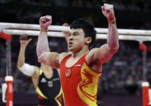 Китайский гимнаст Чже Фэнь выиграл золото Олимпиады-2012 в упражнениях на брусьях