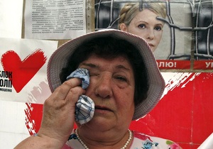 Перед лікарнею у Харкові збираються прихильники Тимошенко: лідери опозиції привезли 365 троянд