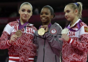Гимнастика: Американка Габриэль Дуглас выиграла золото в многоборье