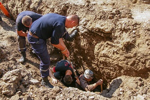 У Тернополі врятували двох працівників, на яких обвалився ґрунт