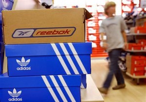 У Москві зупинили роботу цеху з виробництва контрафакту під маркою Adidas