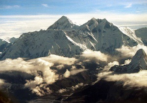 Влада заборонила пускати альпіністів на Еверест без гіда