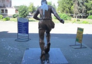 У Луганську поглумилися над статуєю легендарного Пеле