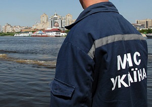 У затоці Дніпра в Києві перекинувся катер з 15 пасажирами