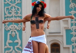 Напівгола активістка FEMEN кинулася назустріч патріарху Кирилу з криками  Йди геть! 