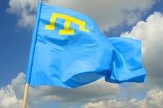 Кримські татари затвердили національні прапор і гімн
