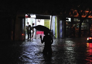 Сильні зливи в Китаї: загинули щонайменше 14 осіб