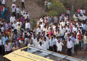 В Індії через каменепад автобус зірвався у прірву, загинули 18 людей