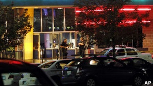 У США невідомий розстріляв 14 людей в кінотеатрі
