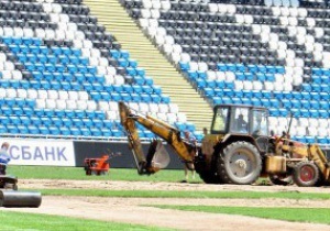 На стадіоні Чорноморець повністю міняють газон