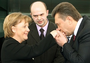 Янукович привітав Меркель з днем народження, назвавши її яскравим політиком
